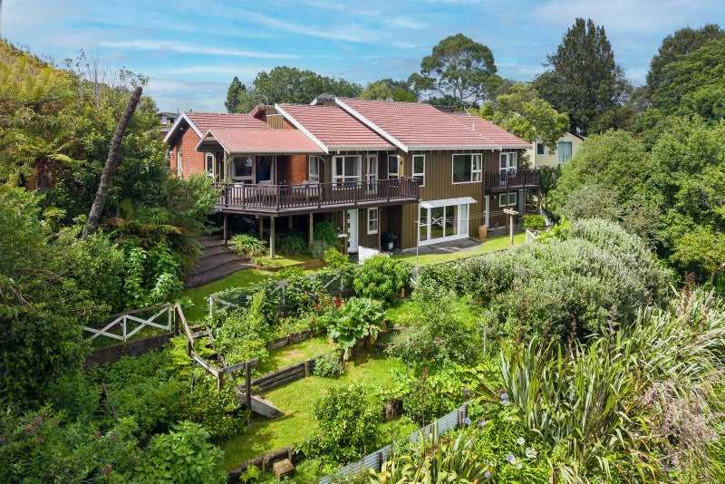 11 Rika Place, Kawaha Point, Rotorua - Carousel 1