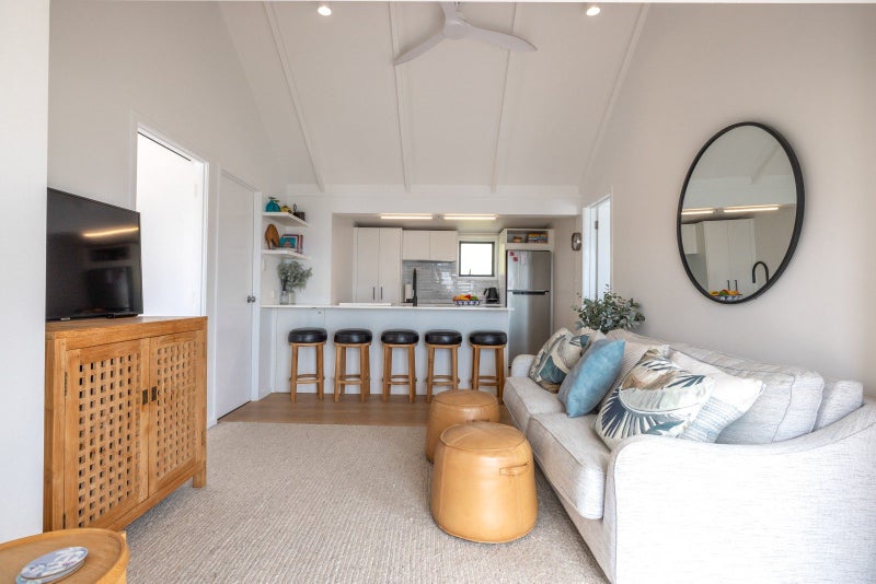 AT/4 Bay Road, Waiheke Island, Auckland - Carousel 1