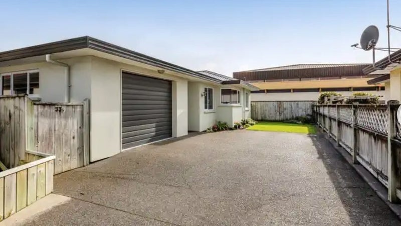 33D Argyle Street, Hawera - Carousel 1
