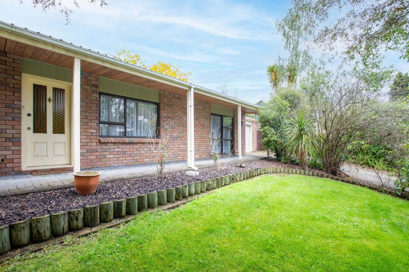 5 Marlowe Drive, Leamington, Cambridge - Carousel 1
