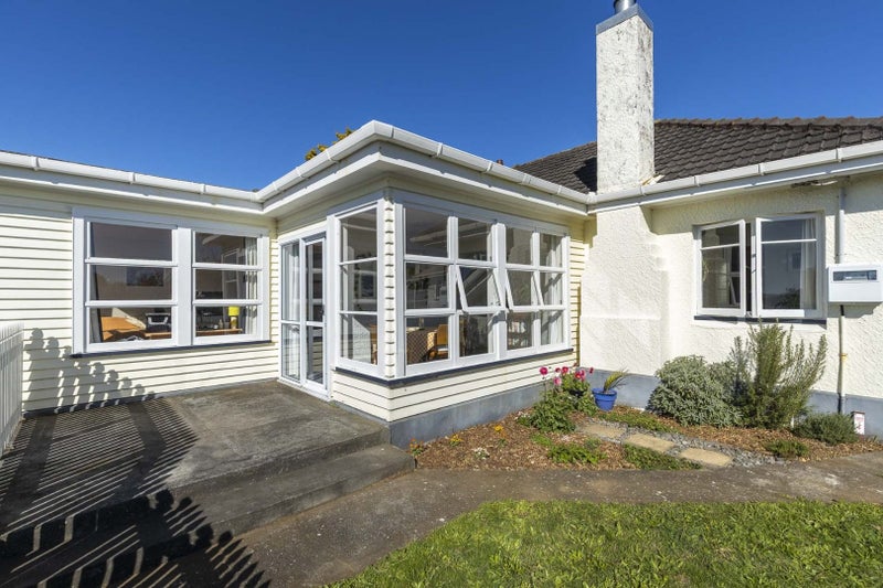 8 Lynmouth Heights, Lynmouth, New Plymouth - Carousel 1