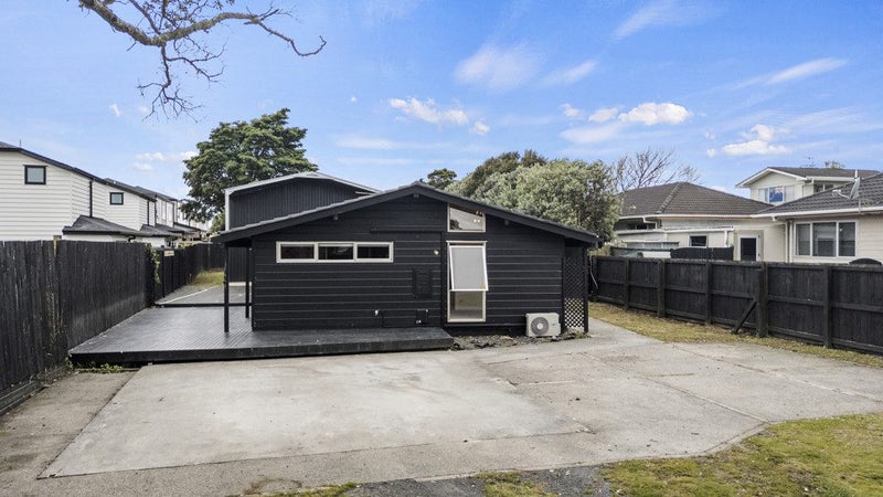 9 McInnes Road, Weymouth, Auckland - Carousel 1