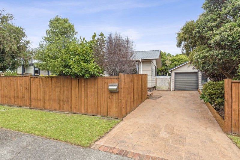 25 Hookway Grove, Paraparaumu - Carousel 1