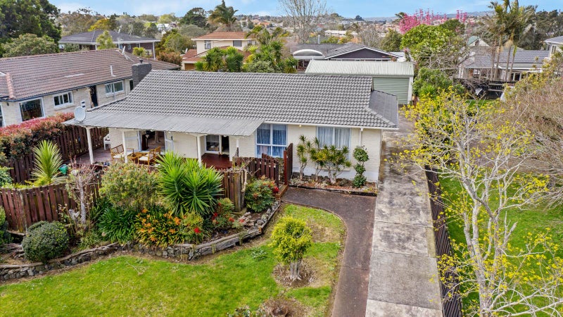 16 Booralee Avenue, Botany Downs, Auckland - Carousel 1