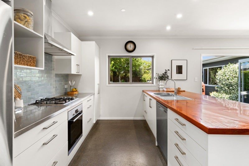 4 Donald Place, Frimley, Hastings - Carousel 2