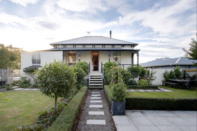 12 Farndon Road, Clive, Hastings - Carousel 1