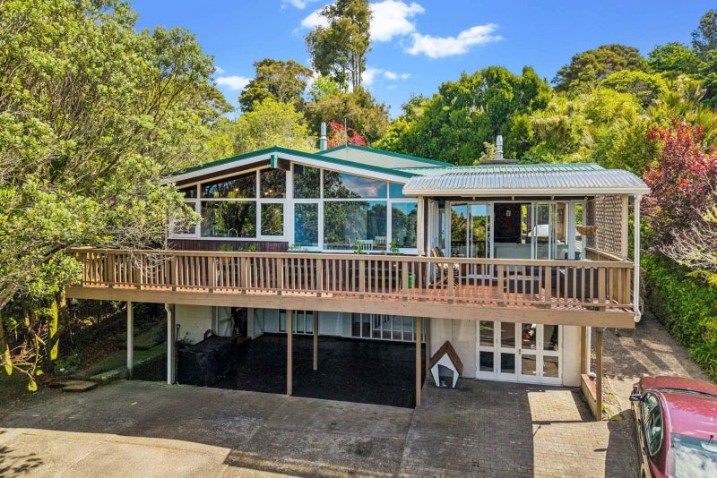 12 Raroa Terrace, Waiatarua, Auckland - Carousel 1