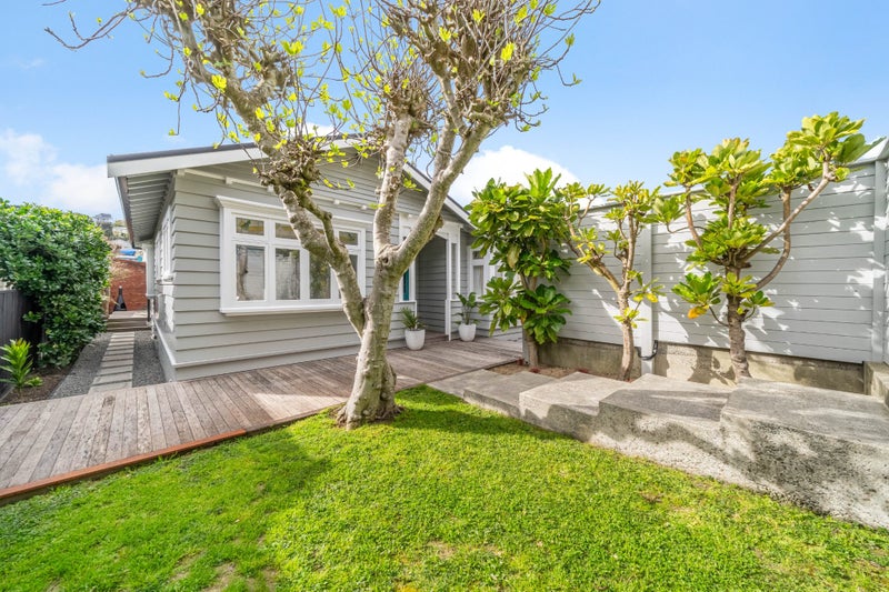 10 Ruahine Street, Hataitai, Wellington - Carousel 1