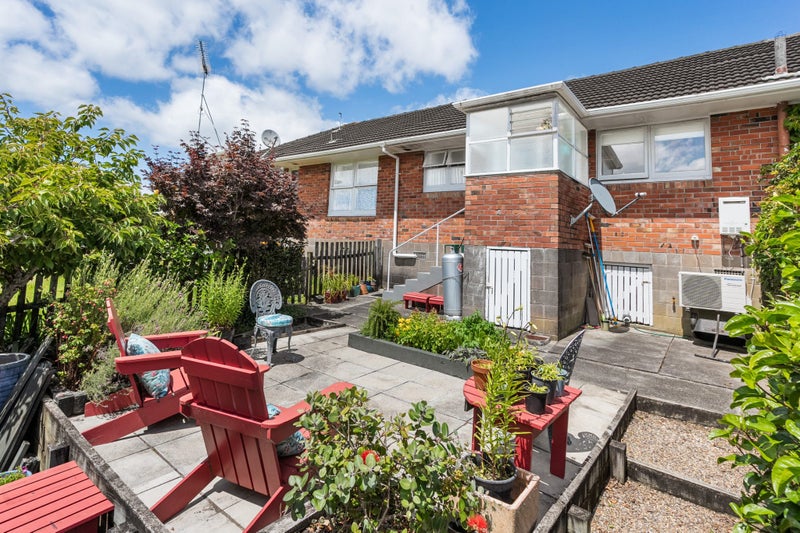 2/10 Liston Street, Northcote, Auckland - Carousel 1