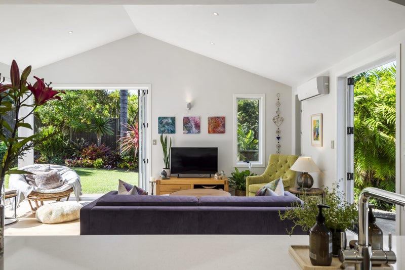 8 Tree Fern Trail, Campbells Bay, Auckland - Carousel 2