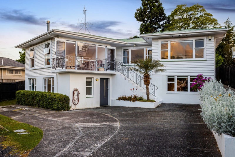 15 Divich Avenue, Te Atatu South, Auckland - Carousel 1