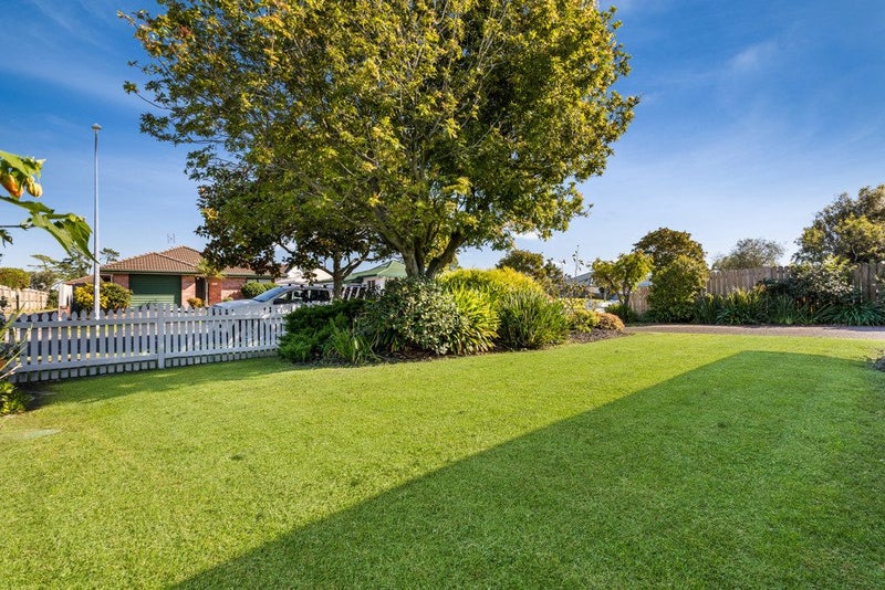 61 Frank Nobilo Drive, Golflands, Auckland - Carousel 21