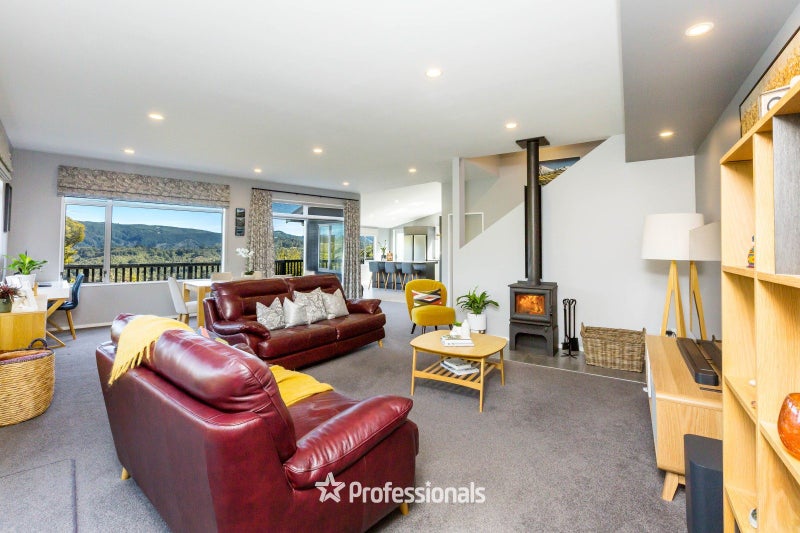 83 Mount Marua Way, Timberlea, Upper Hutt - Carousel 2