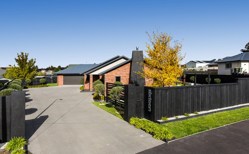 16 Holyport Close, Fairfield, Dunedin - Carousel 1