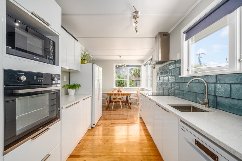 11 Pauline Way, Paparangi, Wellington - Carousel 2