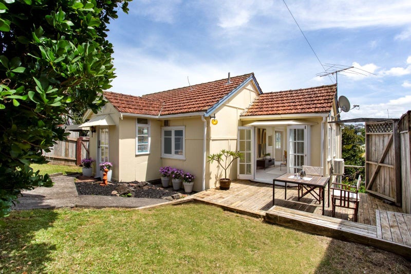 74 Clarence Road, Northcote Point, Auckland - Carousel 1