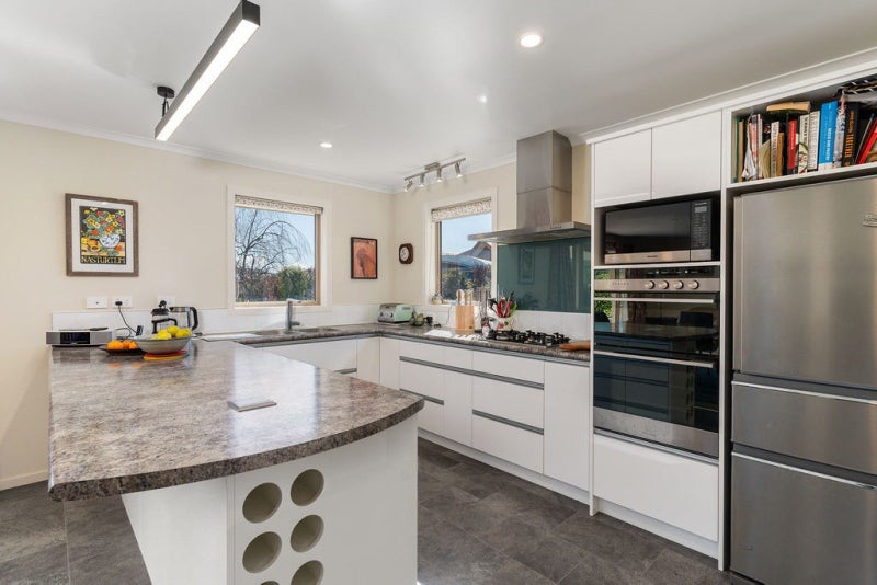 24 Mill Grove, Clareville, Carterton - Carousel 2