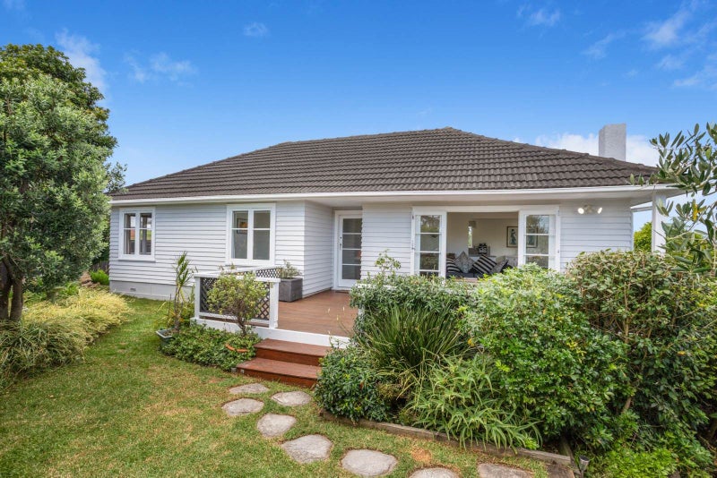2 Quiet Street, Te Atatu South, Auckland - Carousel 1