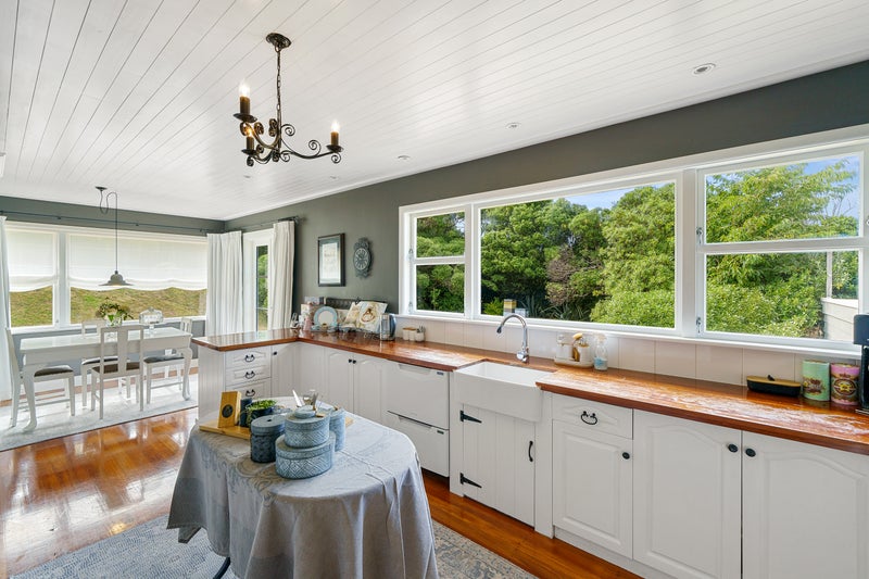 1 Te Ahi-Parera Place, KOROKORO, LOWER HUTT - Carousel 1