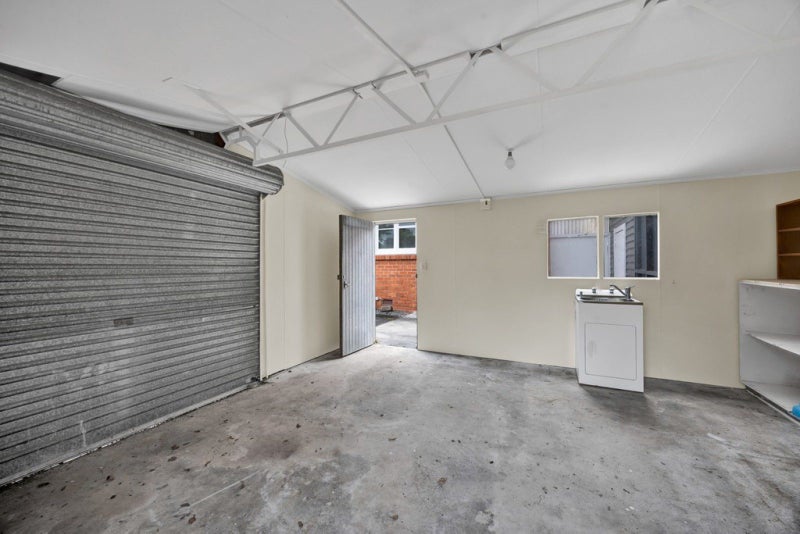 379 Broadway, Stratford - Carousel 17