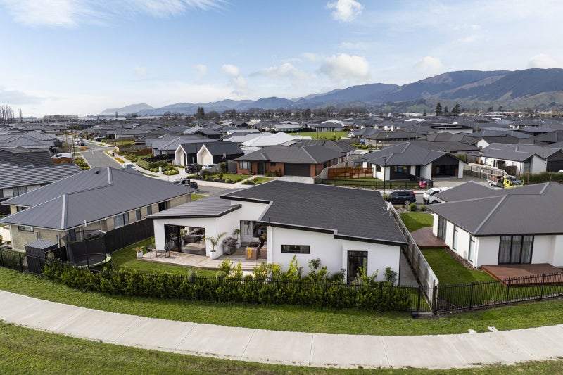 16 Hanworth Road, Richmond - Carousel 2