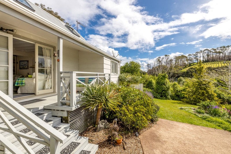 4 Waiata Road, Onetangi, Waiheke Island - Carousel 1