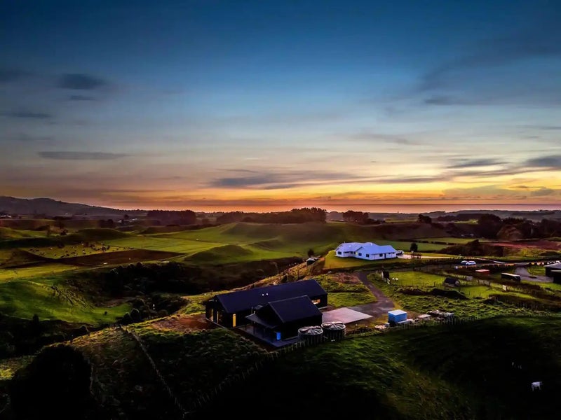 7 Te Ara Karoiroa, Hurford, New Plymouth - Carousel 26