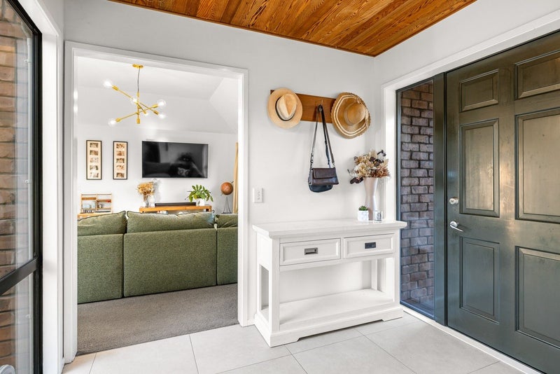 2 Royal Elm Lane, Bryndwr, Christchurch - Carousel 2