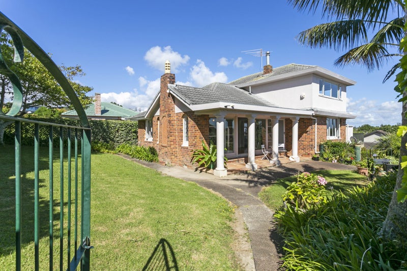 10 View Road, Shelly Park, Auckland - Carousel 1