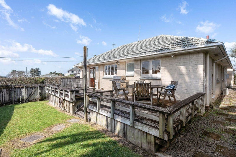 1/1 Gloria Avenue, Te Atatu Peninsula, Auckland - Carousel 1
