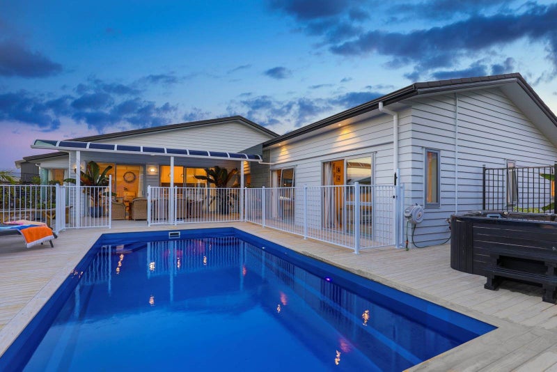 8 Davey Crescent, Orewa, Orewa - Carousel 1