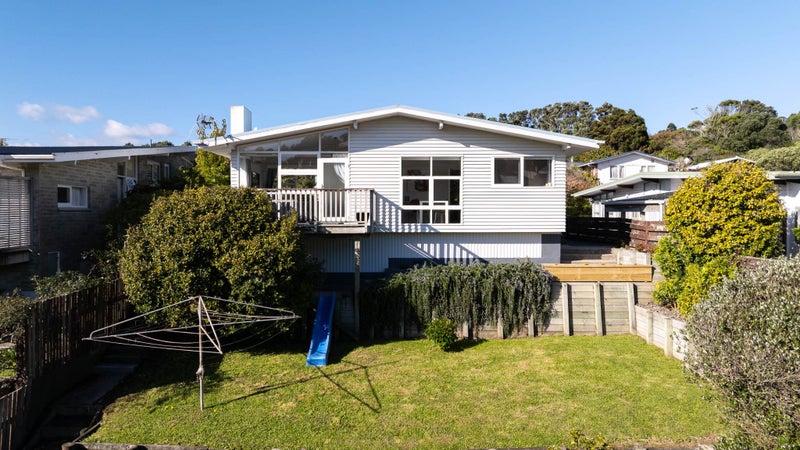 15 Silverbirch Grove, Churton Park, Wellington - Carousel 1