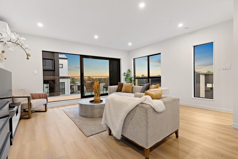 24 Milenio Crescent, Windsor Park, Auckland - Carousel 1