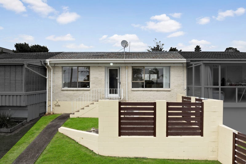 2/1 Flagstaff Place, Massey, Auckland - Carousel 1