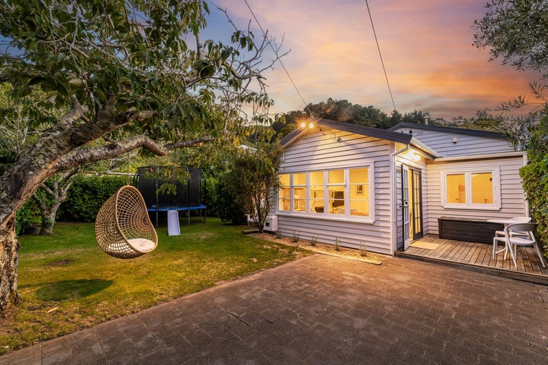 4 Totara Street, Eastbourne, Lower Hutt - Carousel 1