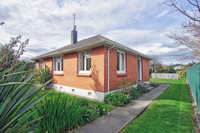 248 High Street North, Carterton - Carousel 1