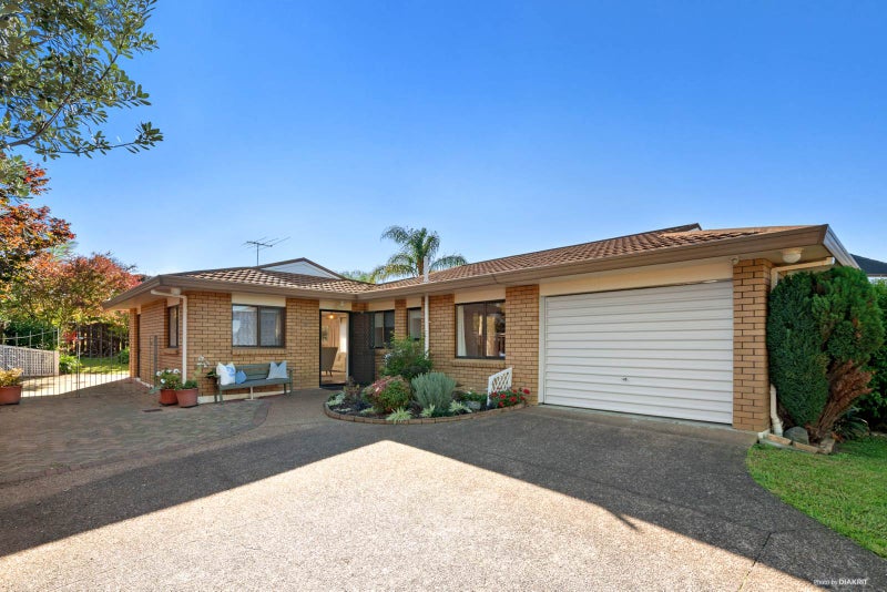 2/14 Parramatta Place, Botany Downs, Auckland - Carousel 1