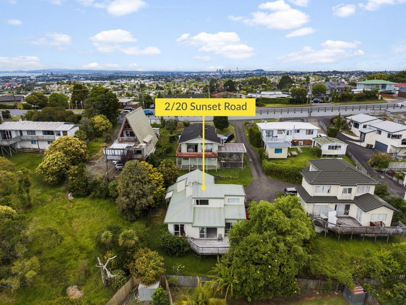 2/20 Sunset Road, Unsworth Heights, Auckland - Carousel 1