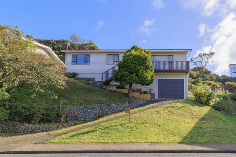 15 Somes Crescent, Newlands, Wellington - Carousel 1