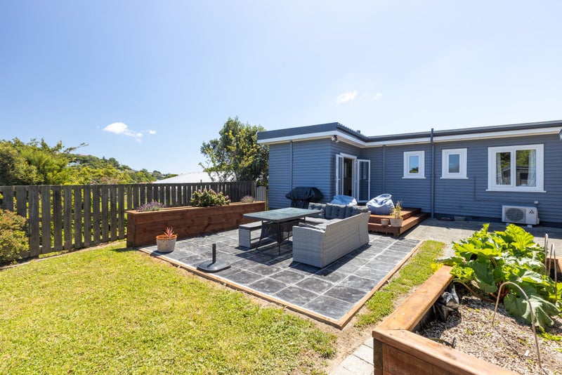 8 Lyndfield Lane, Newlands, Wellington - Carousel 1