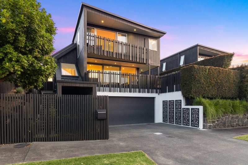 1 Kanuka Street, Point Chevalier, Auckland - Carousel 1