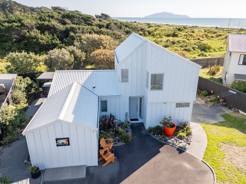 12 Scott Avenue, Otaki Beach, Otaki - Carousel 1
