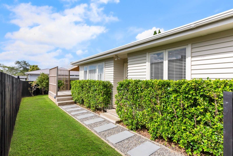 2/99 Hobsonville Road, West Harbour, Auckland - Carousel 1