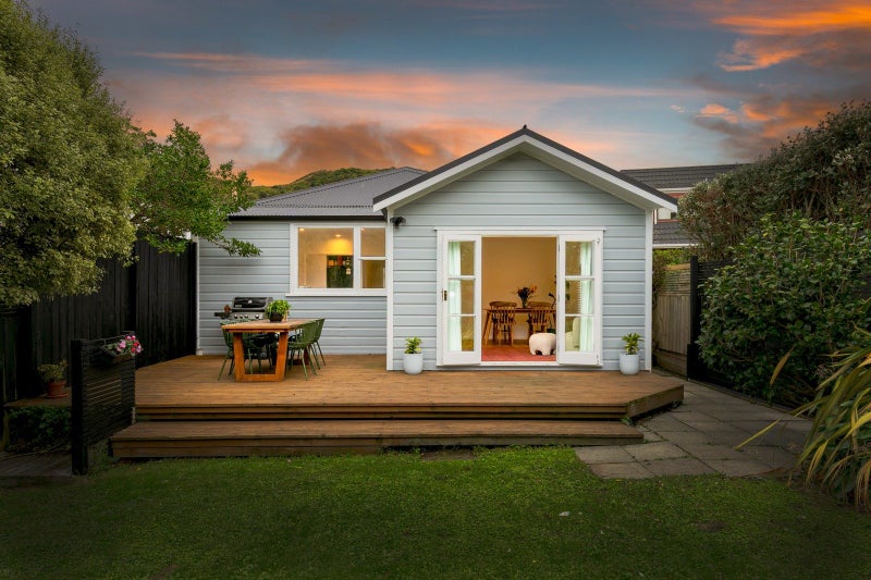 47 Eden Street, Island Bay, Wellington - Carousel 1