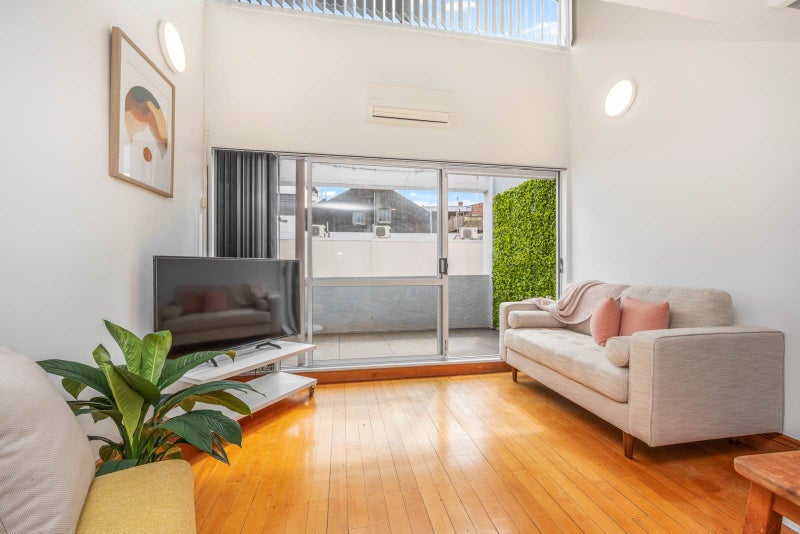 2/12 East Street, Newton, Auckland - Carousel 2