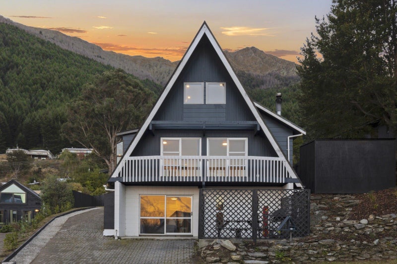 26 Williams Street, Sunshine Bay, Queenstown - Carousel 1
