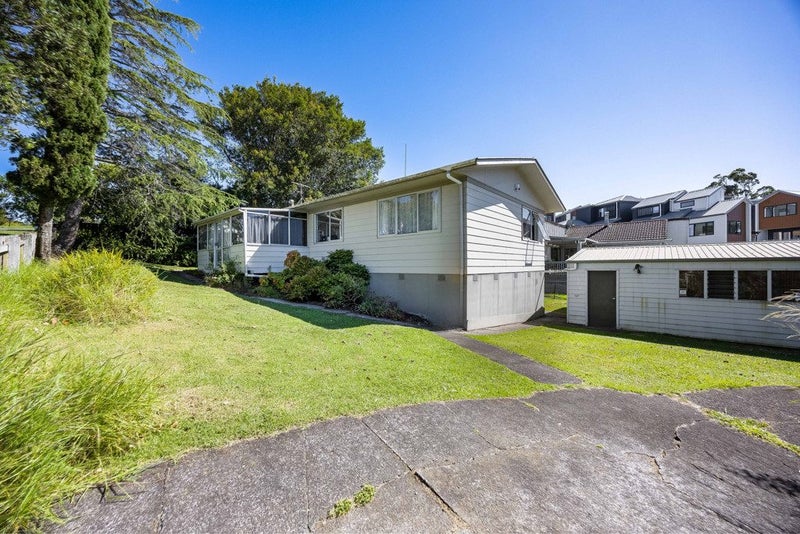 6 Fitzherbert Avenue, West Harbour, Auckland - Carousel 1