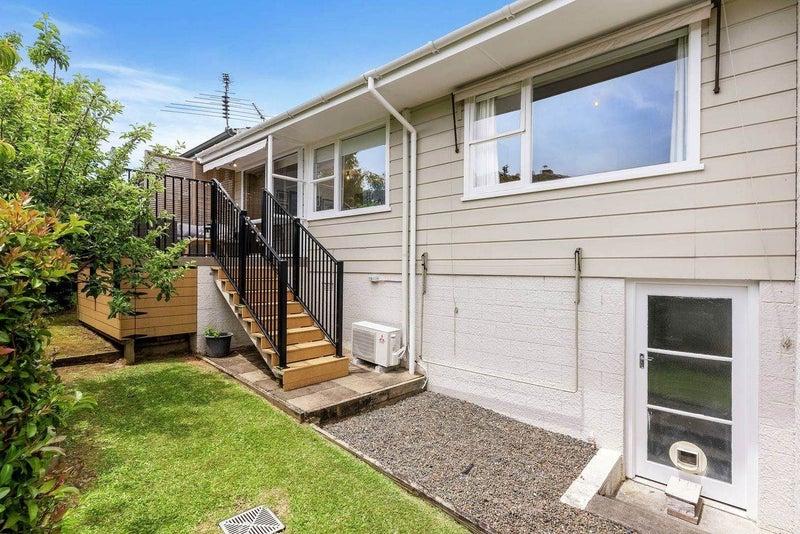 2/6 Pine Terrace, Howick, Auckland - Carousel 1
