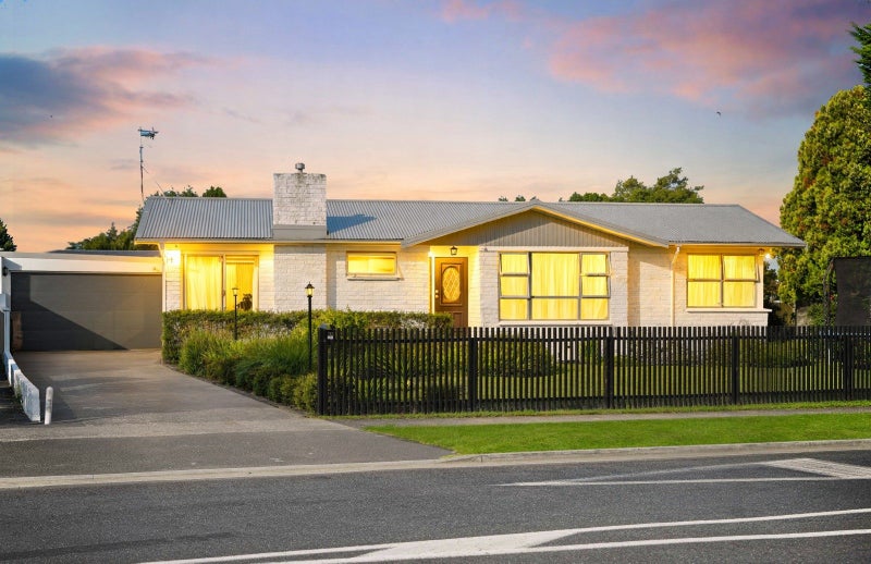 30 Rhonda Avenue, Deanwell, Hamilton - Carousel 1