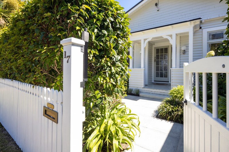 17 Pembroke Road, Northland, Wellington - Carousel 1